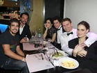 Caio Castro adota visual despojado em jantar durante Festival de Cannes