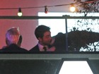 Robert Pattinson e Kristen Stewart se beijam em Cannes