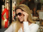 Cleo Pires faz pose e brinca com óculos em shopping carioca