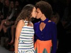 Reserva fecha Fashion Rio com desfile teatral e beijo lésbico
