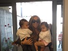 Haja braço! Mariah Carey passeia com os filhos gêmeos