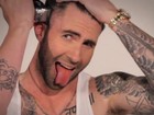 Adam Levine, do Maroon 5, raspa a cabeça para ensaio