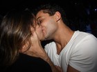 Depois de jantar, Rafael Almeida e Alinne Rosa se beijam muito em boate