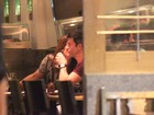 Claudia Raia se diverte com namorado em jantar no Rio