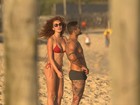 Tá rolando? Ex-BBB Yuri curte praia com ruiva no Rio