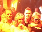 Família animada: Paris Hilton curte festa ao lado dos pais e do irmão