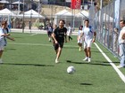 Gabriel O Pensador joga futebol em comunidade do Rio