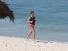 Juliana Didone corre em praia carioca