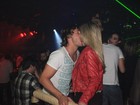 Theo Becker dá beijos pra lá de quentes em modelo durante festa