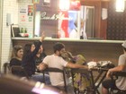 Bruno Gagliasso e Giovanna Ewbank trocam carinhos em restaurante no Rio
