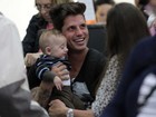 Fernando Fernandes tira foto 
com bebê em aeroporto