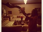 Mariana Rios posta foto em que aparece tocando berrante