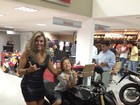 Ex-BBB Fabiana recebe moto que ganhou no programa