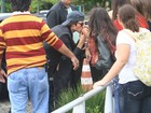 Simpático, Ian Somerhalder beija fãs ao ser abordado em heliponto no Rio