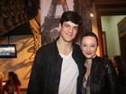 Mateus Solano e a mulher prestigiam estreia de peça no Rio