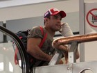 Fora do UFC 147, Vitor Belfort circula com a mão enfaixada em aeroporto