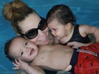 Mariah Carey curte piscina com os filhos. Foto!