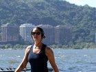 Cinquentona, Luiza Brunet mostra sua forma em caminhada no Rio
