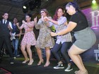 Preta Gil dança com fãs em show em Belém