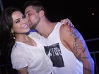 Ex-BBB Diogo dá beijo em morena durante show em Salvador