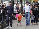 Acompanhado do namorado, Ricky Martin passeia com os filhos em NY