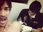 Ex-BBB Rodrigo retoca tatuagem e posta foto no Twitter: 'Sofrimento'