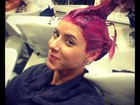 Panicat Thaís Bianca retoca tinta rosa do cabelo e leva namorado ao salão