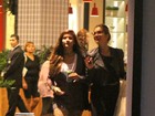 Flávia Alessandra passeia com a filha mais velha em shopping carioca
