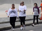 Agasalhada, Vera Fischer caminha na orla do Rio