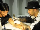 VÍDEO: Loco Abreu faz nova tatuagem no vestiário do Botafogo