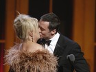 Hugh Jackman se surpreende ao receber prêmio da mulher em evento