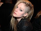 Avril Lavigne surge com lateral da cabeça raspada