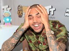 Chris Brown exibe dentes de ouro em Nova York
