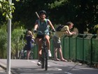 Malu Mader aproveita tarde de sol e anda de bicicleta no Rio