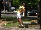 Atletas! Elenco masculino de 'Avenida Brasil' sua a camisa para manter a forma