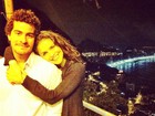 Thiago Martins posta foto abraçadinho com Paloma Bernardi