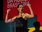 Luana Piovani troca terninho por vestido longo em premiação no Rio