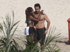 Quitéria Chagas curte dia de praia abraçadinha com o namorado
