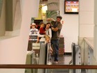 Thiago Lacerda vai ao cinema com a família