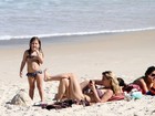 Amora Mautner vai à praia com a filha 