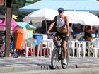 Marcos Caruso, o Leleco de 'Avenida Brasil', anda de bicicleta no Rio