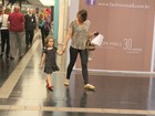 Depois de internação, Luiza Valdetaro passeia com a filha no shopping