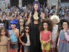 Crianças vestidas de Katy Perry acompanham a cantora em premiação