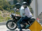 Após boatos de namoro, Mila Kunis passeia de moto com Ashton Kutcher