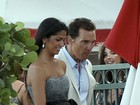 Após casamento com McConaughey, Camila Alves exibe barriga saliente