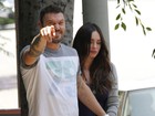 Paparazzo tenta flagrar barriga de Megan Fox e irrita marido da atriz