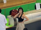 De saião e blusinha, Deborah Secco circula pelo aeroporto no Rio 