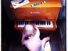 Pink posta foto da filha de um ano tocando piano