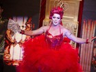 Vídeo: Ex-BBB Dicésar faz show vestido de rainha