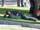 Caracterizado como Jobs, Ashton Kutcher relaxa em set de filmagem